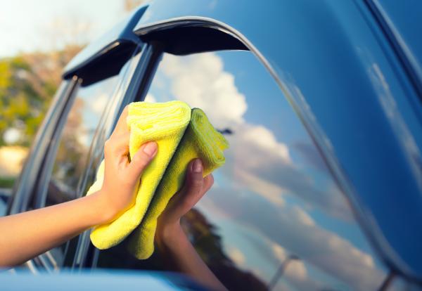 Como limpar vidros de automóveis – Fácil e económico