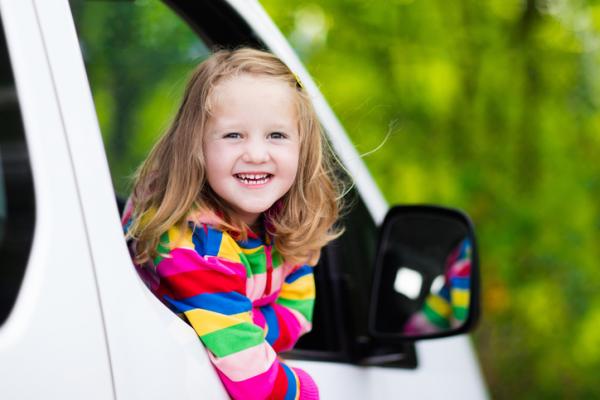Quando é que uma criança pode andar no banco da frente de um carro?