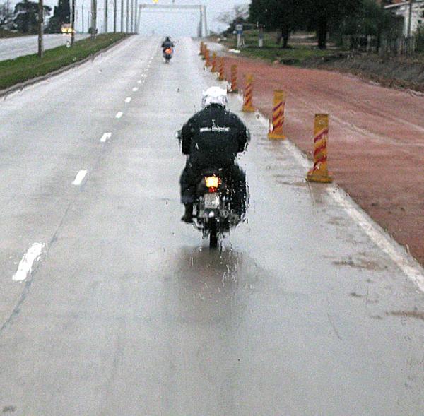 Como conduzir uma motocicleta à chuva – 7 passos