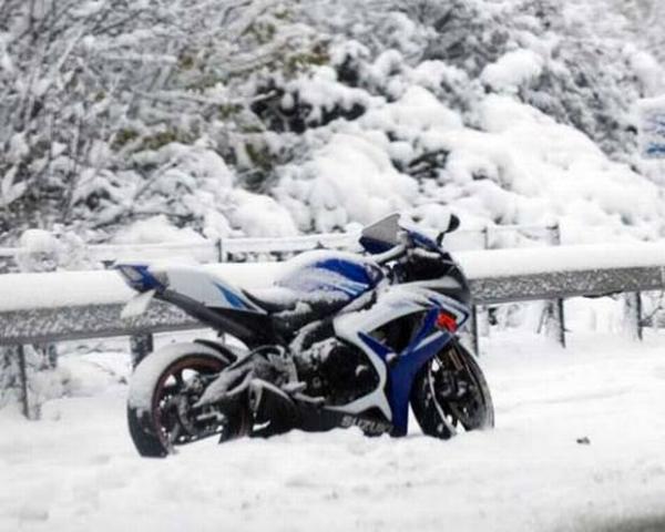 Como conduzir uma mota na neve – 9 degraus