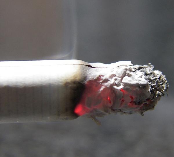 Como remover o cheiro do tabaco de um carro – 6 passos