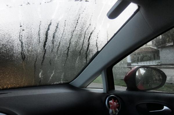 Como evitar embaciar os vidros do seu carro – 6 passos