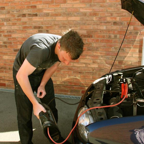 Como fazer um salta baterias de automóvel com cabos