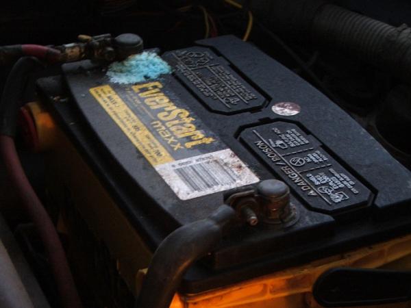 Como limpar os terminais das baterias de automóveis – 5 passos