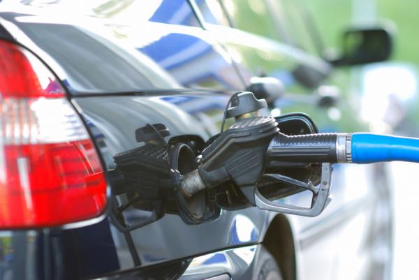 Como remover o cheiro a gasolina do seu carro – 6 passos