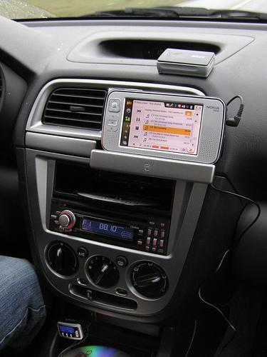 Como seleccionar um sistema de navegação GPS para o seu carro