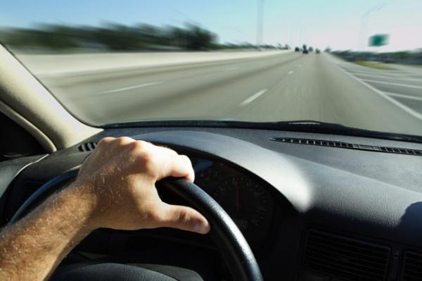 Quais são as distracções mais perigosas enquanto se conduz?