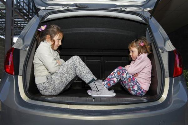 Quais são as leis para viajar com crianças num carro em Espanha?