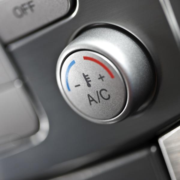 Porque é que o ar condicionado do meu carro cheira a vinagre?