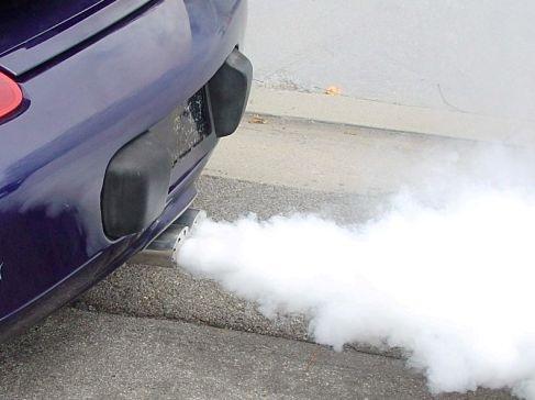 Porque é que o meu carro fuma muito fumo branco – 5 passos