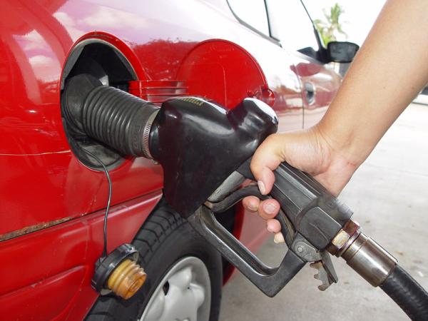O que fazer se o seu carro cheirar a gasolina – 6 passos